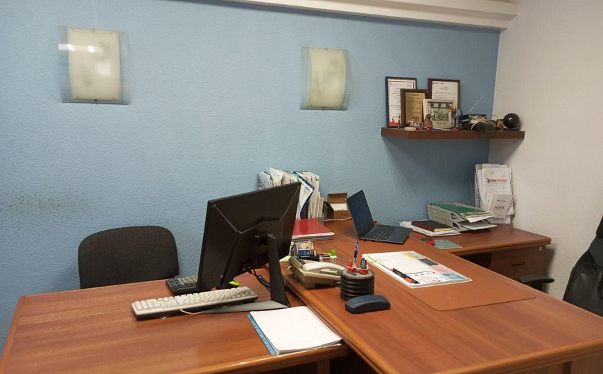 Офис 67 м² на первой линии в гор. Металлургов фото