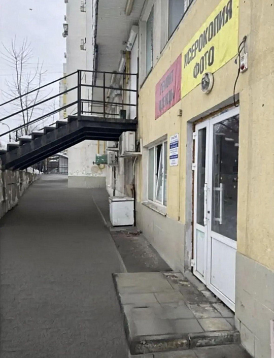 Высокий цоколь с окнами 45,6 м2 фото