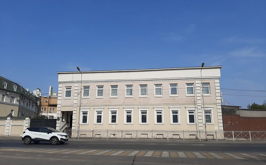 Здание 850 м2 на участке 16 соток в центре фото