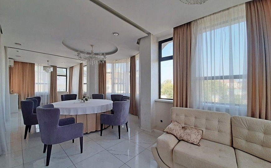 Здание 850 м2 на участке 16 соток в центре фото