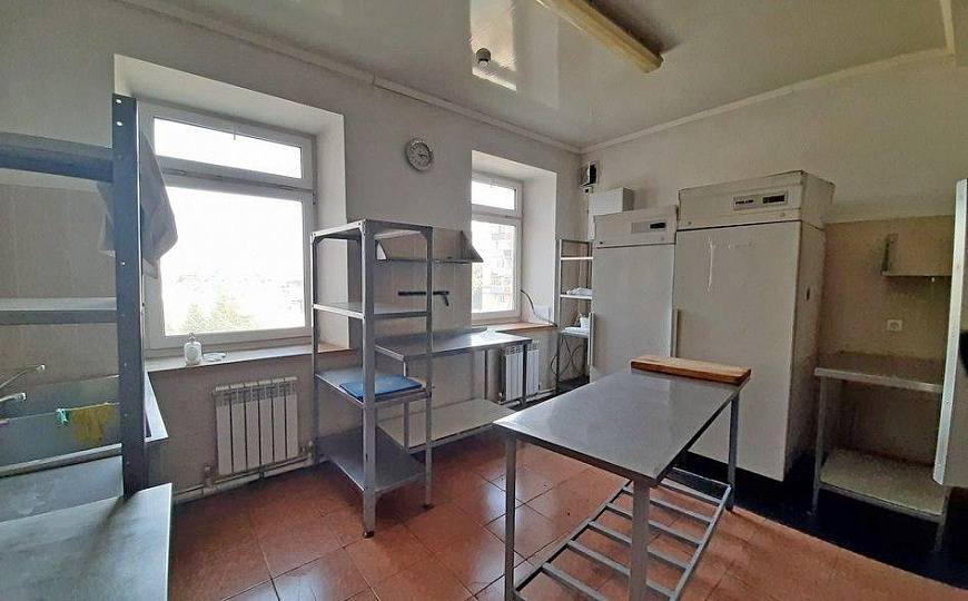 Здание 850 м2 на участке 16 соток в центре фото