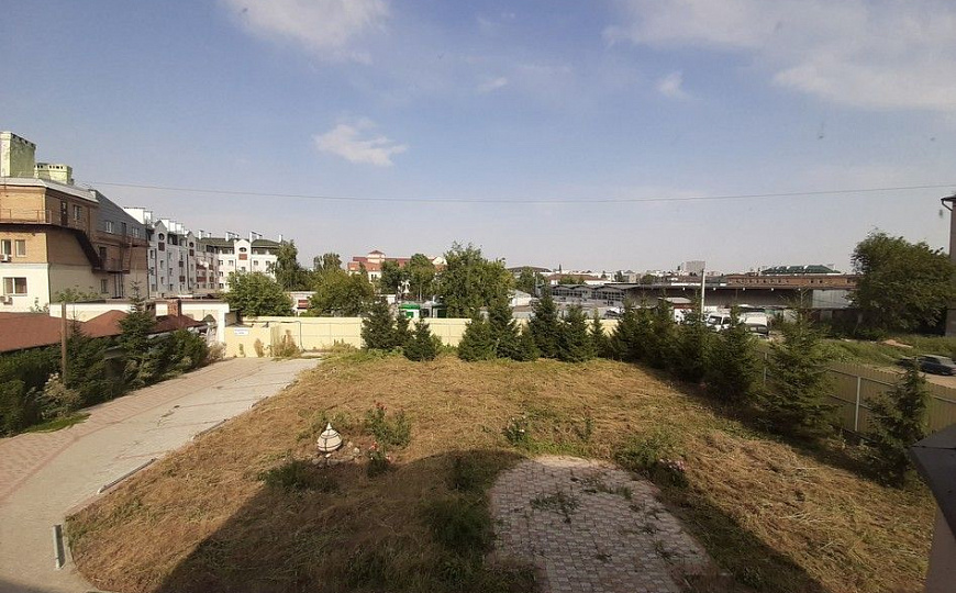 Здание 850 м2 на участке 16 соток в центре фото