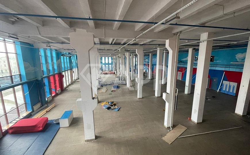 Опен Спейс с парковкой в центре. фото