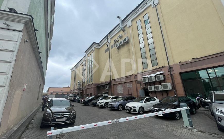 Опен Спейс с парковкой в центре. фото