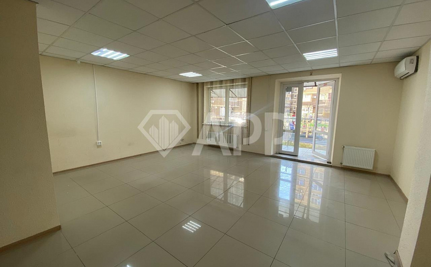 Сдаю 1 этаж с ремонтом, 93 м² фото