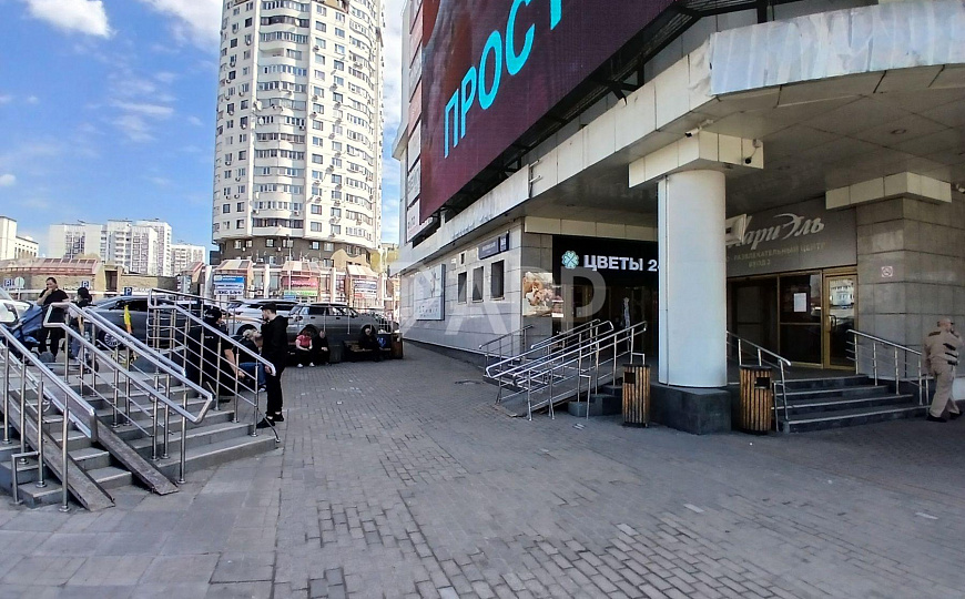 Сдается псн 600 метров в популярном ТЦ, проходимость 17 000 человек в день фото
