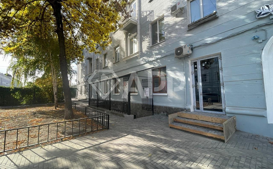 Цоколь в центре. фото