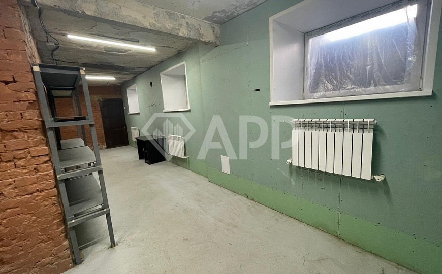 Высокий цоколь с окнами рядом с метро. фото