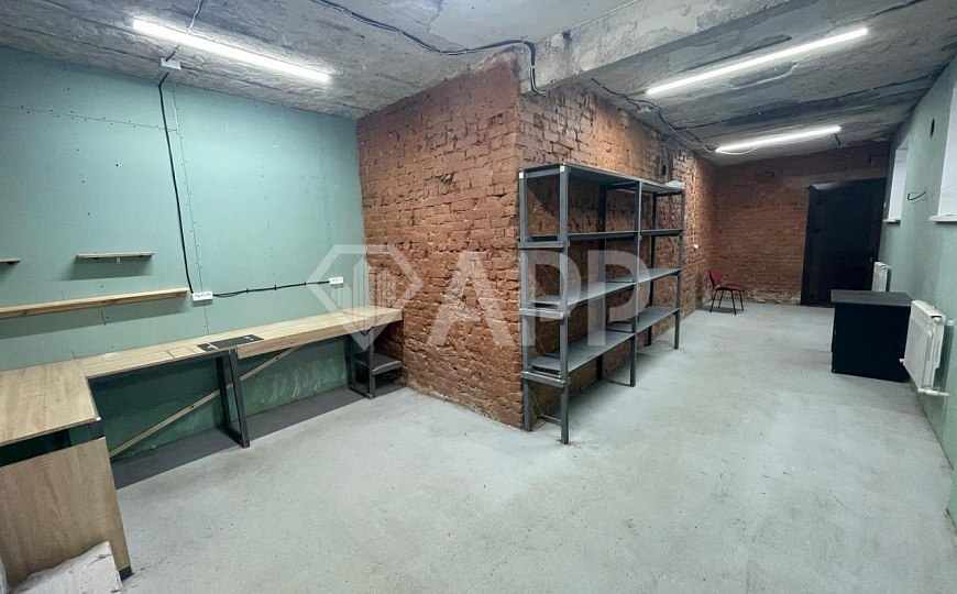 Высокий цоколь с окнами рядом с метро. фото