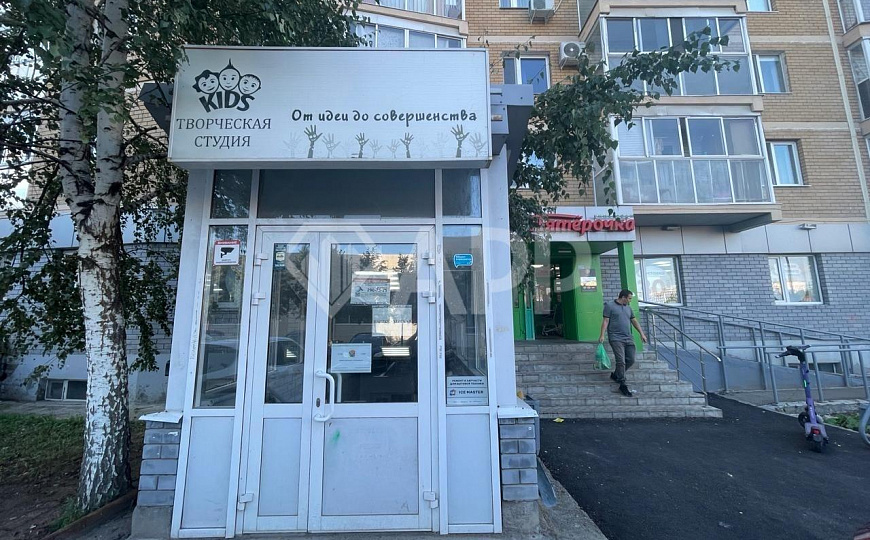 Продам цоколь с арендаторами на трафике. фото
