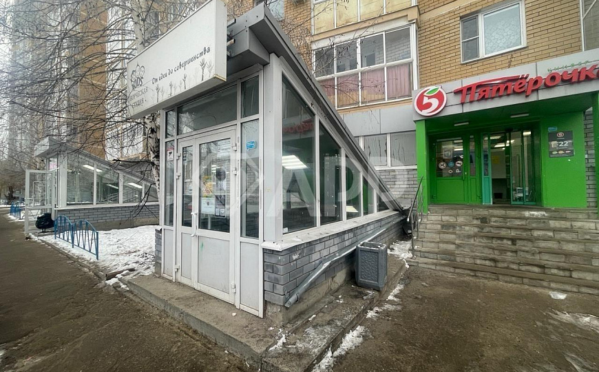 Продам цоколь с арендаторами на трафике. фото