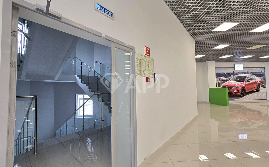 Торговое помещение на 1 линии, 2400 м² фото
