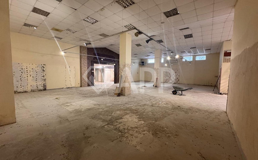 Сдаю торговое помещение, от 450 до 990 м² фото