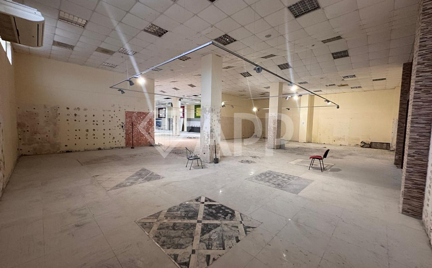 Сдаю торговое помещение, от 450 до 990 м² фото