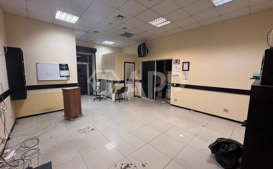 Сдаю торговое помещение, от 450 до 990 м² фото