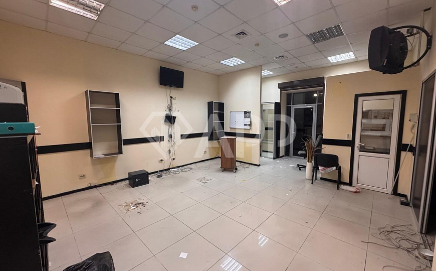 Сдаю торговое помещение, от 450 до 990 м² фото