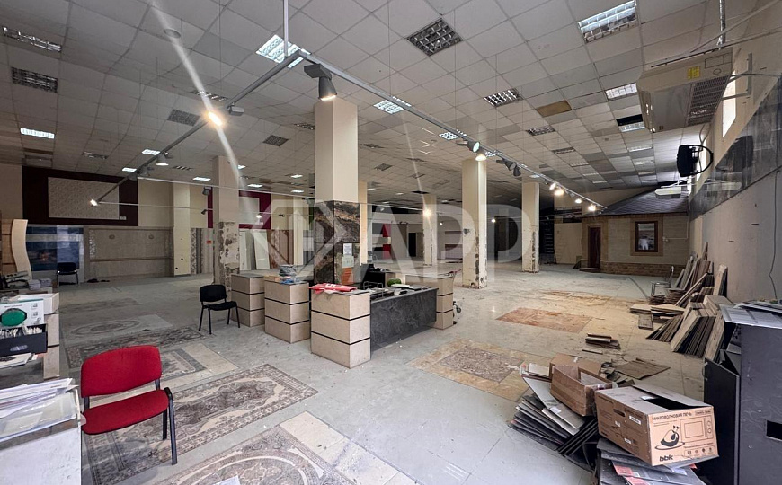 Сдаю торговое помещение, от 450 до 990 м² фото