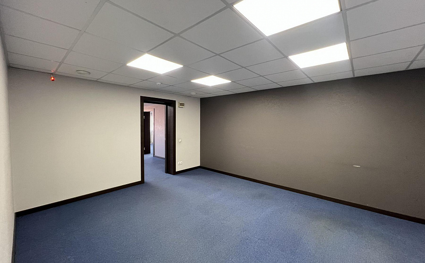 Сдаю офисы с ремонтом до 680 м² с парковкой фото