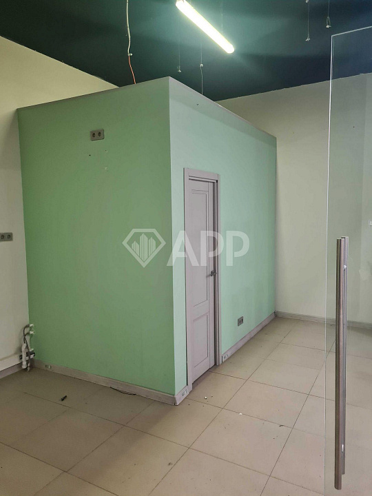 Сдам помещение в торговом центре, 100 м² рядом с метро!  фото
