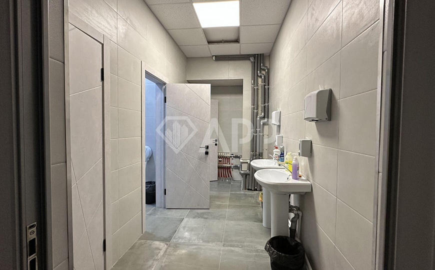 Продаю отдельно стоящее здание 1199.4м² с земельным участком в центре города  фото