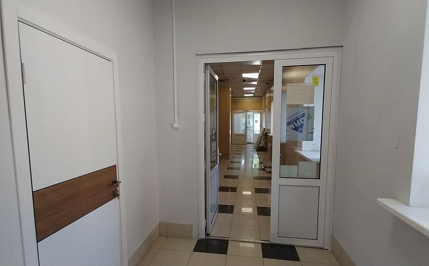 Помещение свободного назначения 341 кв. м на первой линии фото