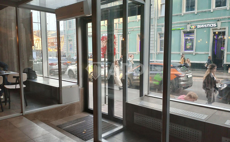  Сдам помещение в торговом центре в двух шагах от метро! 121м кв фото