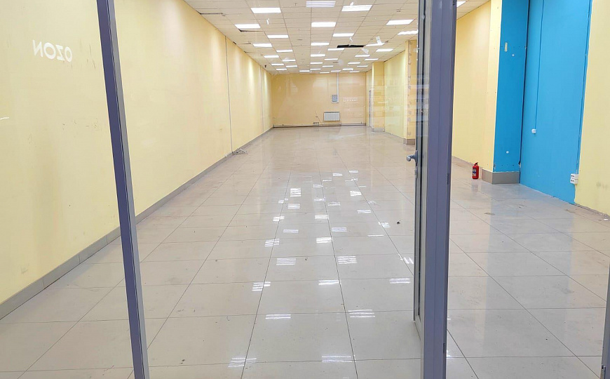 Торговое помещение 156 м2   в ТЦ «Новая Легенда» в Чапаевске  фото