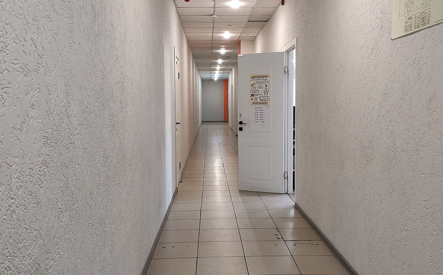 Офис в центре, 82 м2 с балконом фото