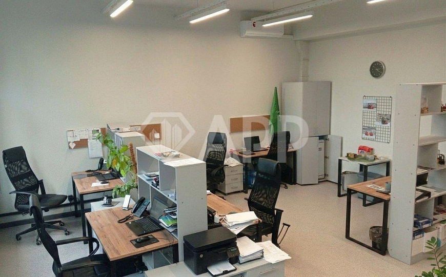 Продается отличный офис с ремонтом и мебелью в бизнес центре фото