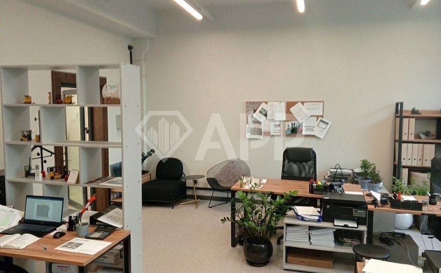 Продается отличный офис с ремонтом и мебелью в бизнес центре фото