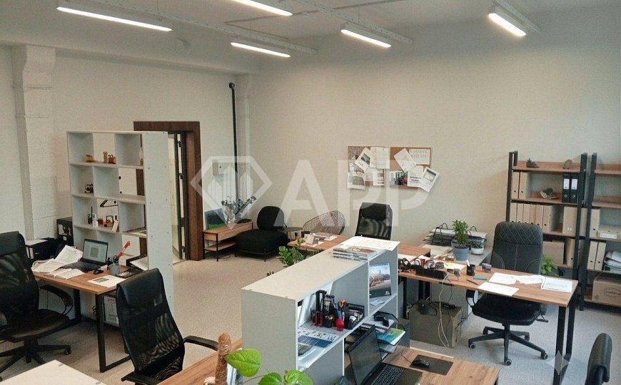 Продается отличный офис с ремонтом и мебелью в бизнес центре фото