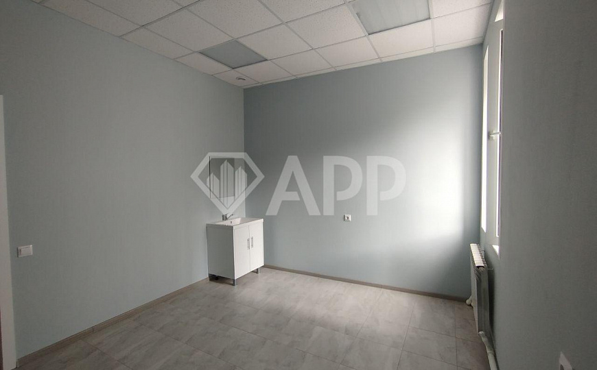 Сдаётся кабинет 15 кв.м с окном и раковиной фото