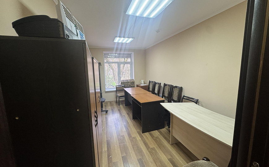 Сдаю офис с ремонтом и парковкой и мебелью центр, 90 м² фото