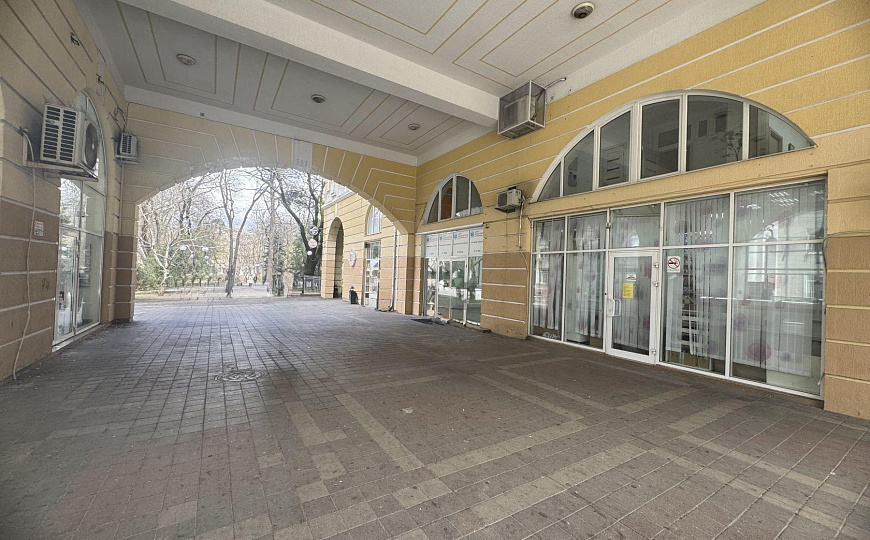 Сдаю офис с ремонтом и парковкой и мебелью центр, 90 м² фото