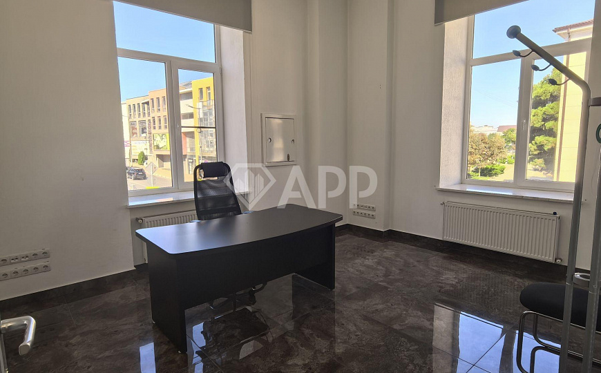 Сдаю офис с ремонтом  238 м² фото