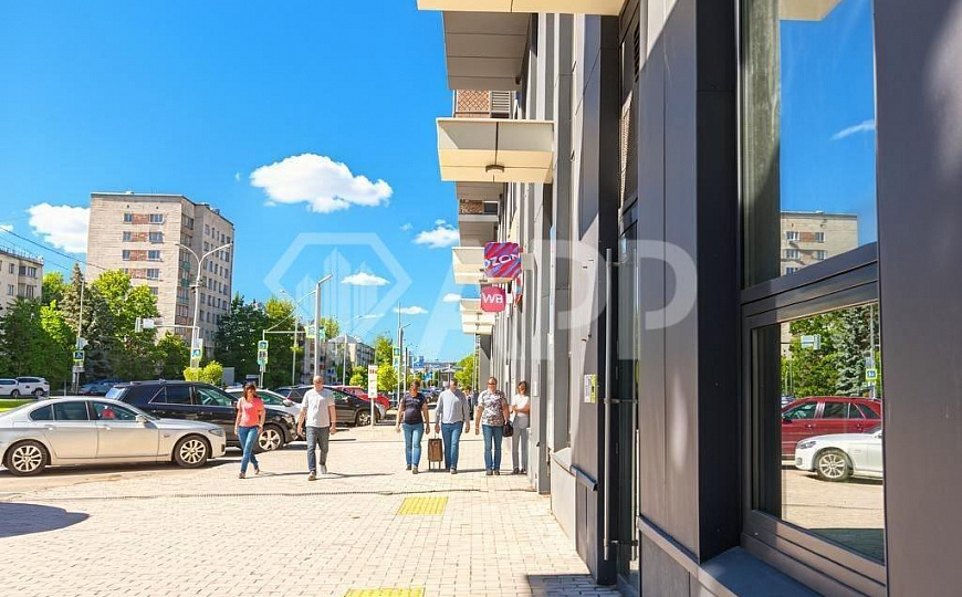 Сдам торговое помещение (104 м²) в ЖК бизнес-класса фото