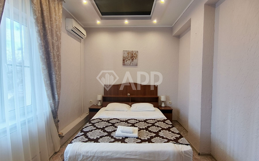 Продаю гостиницу с сетевым арендатором в центре, 585 м² фото