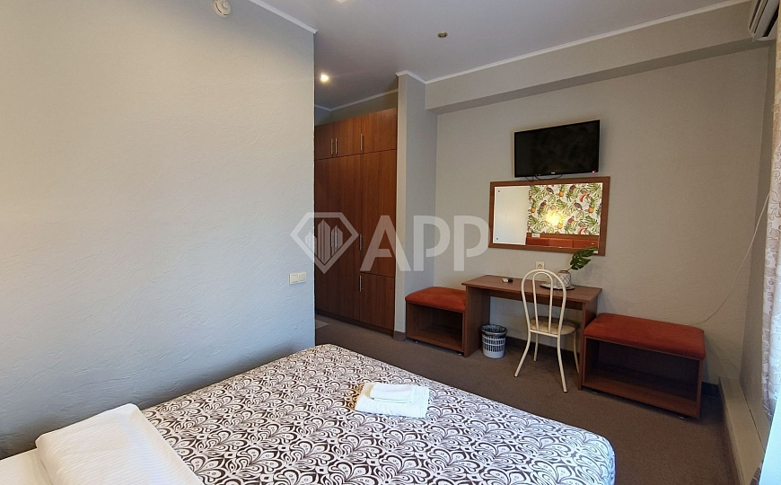 Продаю гостиницу с сетевым арендатором в центре, 585 м² фото