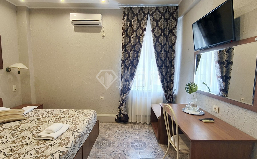 Продаю гостиницу с сетевым арендатором в центре, 585 м² фото
