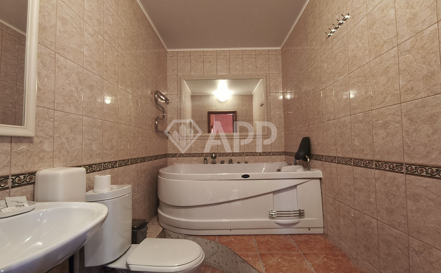 Продаю гостиницу с сетевым арендатором в центре, 585 м² фото