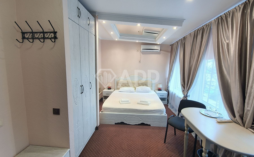 Продаю гостиницу с сетевым арендатором в центре, 585 м² фото