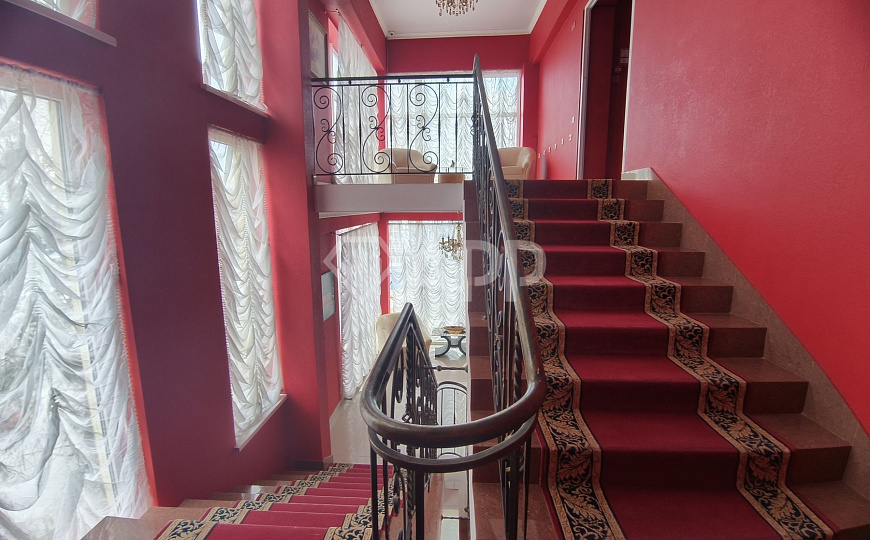 Продаю гостиницу с сетевым арендатором в центре, 585 м² фото